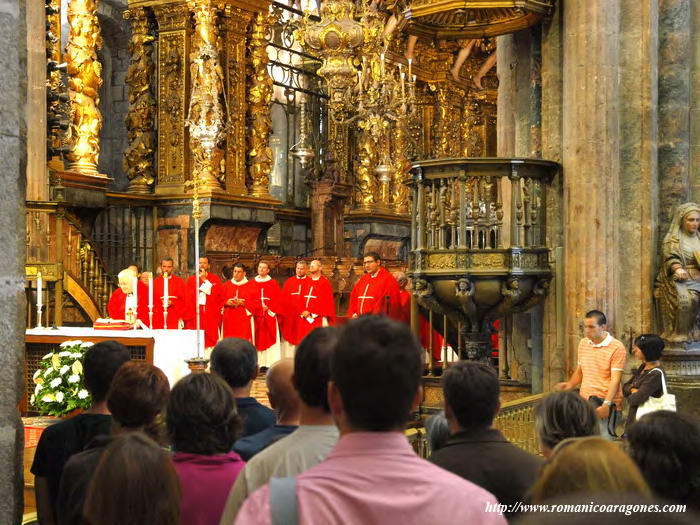 SACERDOTES CONCELEBRANDO EN MISA DEL PEREGRINO